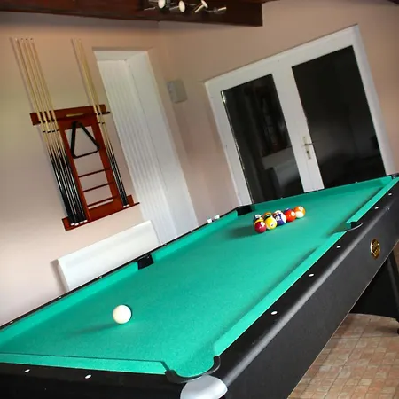 Maison Avec Billard Babyfoot Ping-pong Piscine 10 A 12 Personnes *